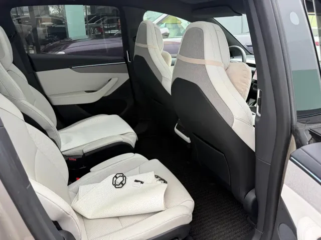 Tesla Model Y L — Фото автомобиля 9