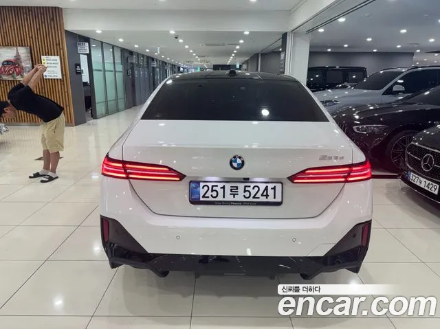 BMW 5 Series G60 — Фото автомобиля 4