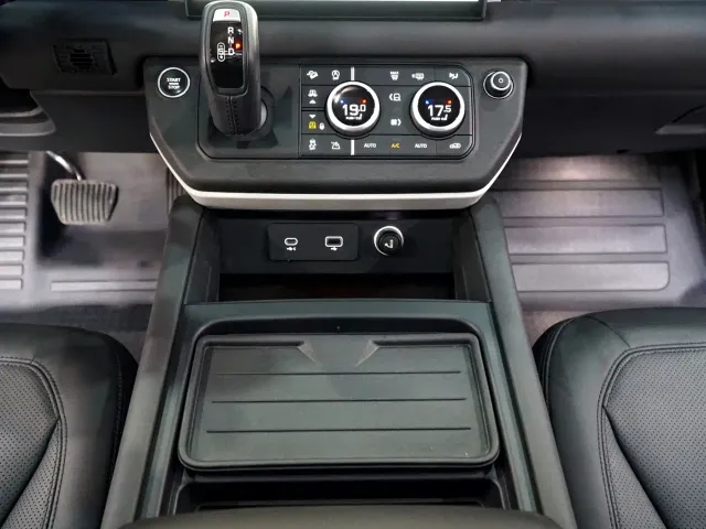 Land Rover Defender — Фото автомобиля 15