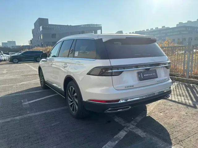 Lincoln Aviator — Фото автомобиля 10