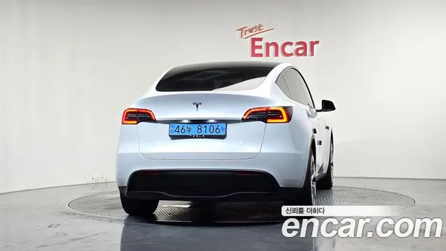 Tesla Model Y — Фото автомобиля 3