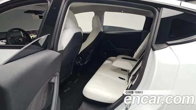Tesla Model Y — Фото автомобиля 16