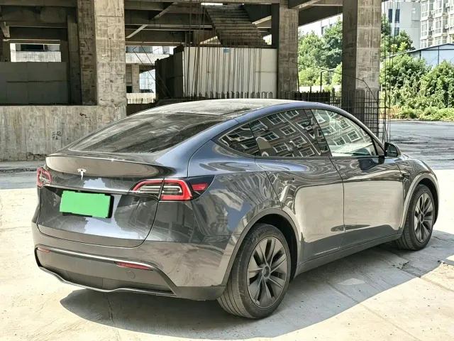 Tesla Model Y — Фото автомобиля 9