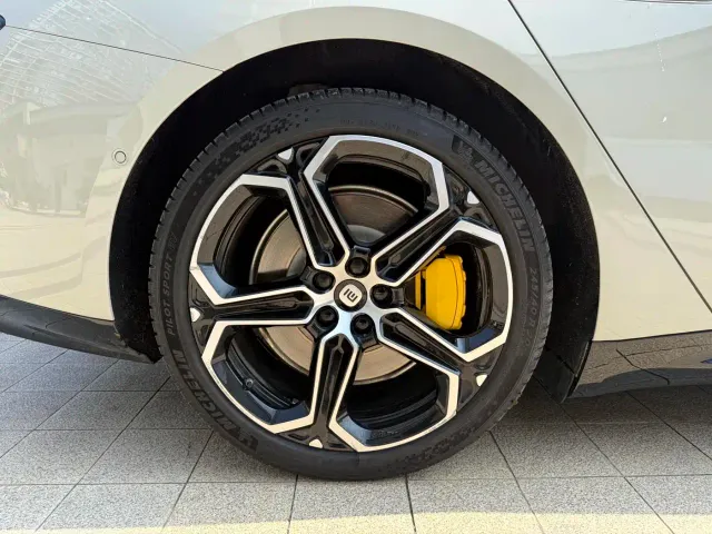 Xiaomi SU7 — Фото автомобиля 11