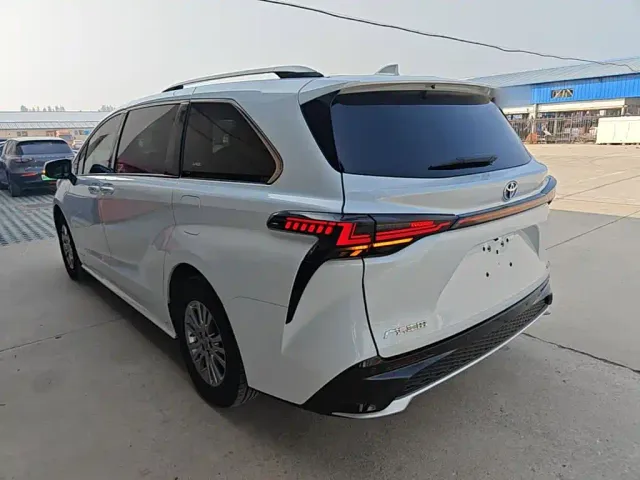 Toyota Sienna — Фото автомобиля 4