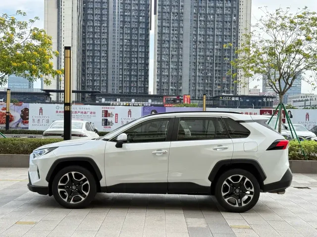 Toyota RAV4 — Фото автомобиля 3