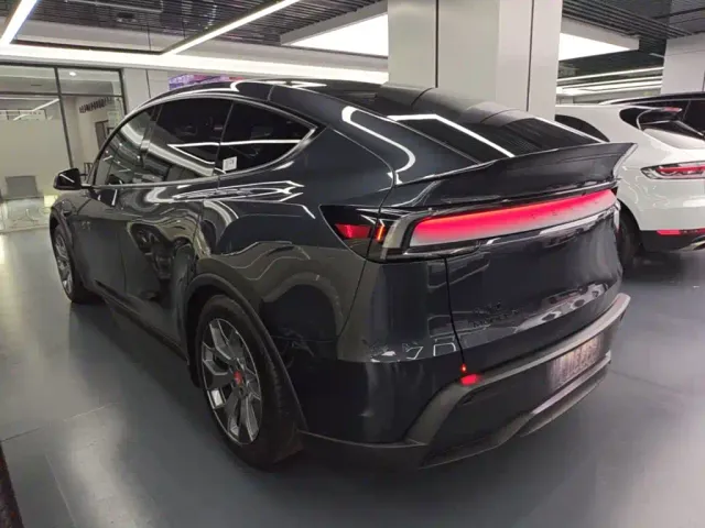 Tesla Model Y L — Фото автомобиля 4