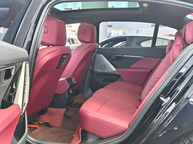 BMW 5 Series — Фото автомобиля 11