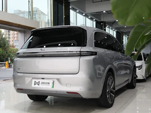 Li Auto L8 — Фото автомобиля 15