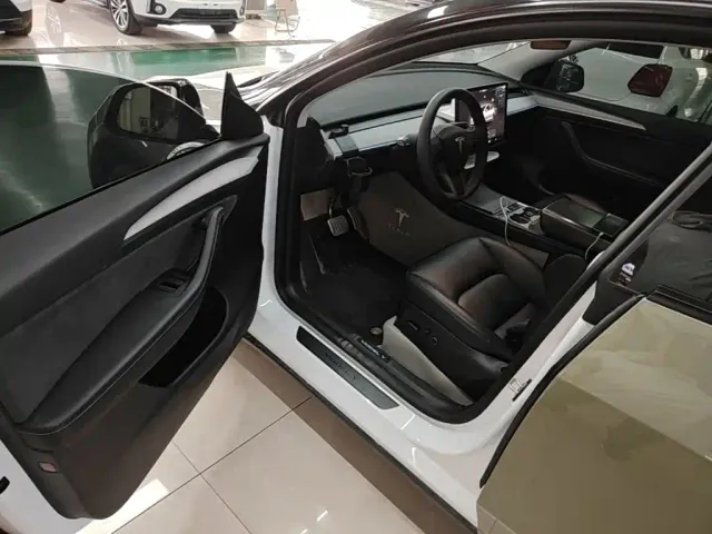 Tesla Model Y — Фото автомобиля 15