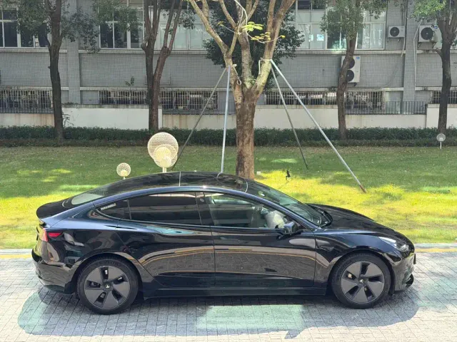 Tesla Model 3 — Фото автомобиля 4