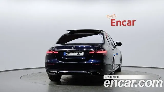 Mercedes-Benz E-Class — Фото автомобиля 4