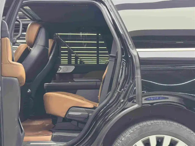 Lincoln Navigator — Фото автомобиля 9