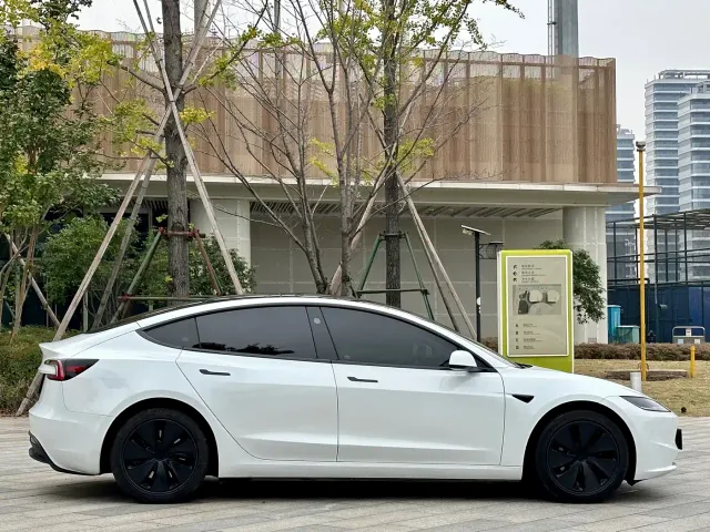 Tesla Model 3 — Фото автомобиля 7