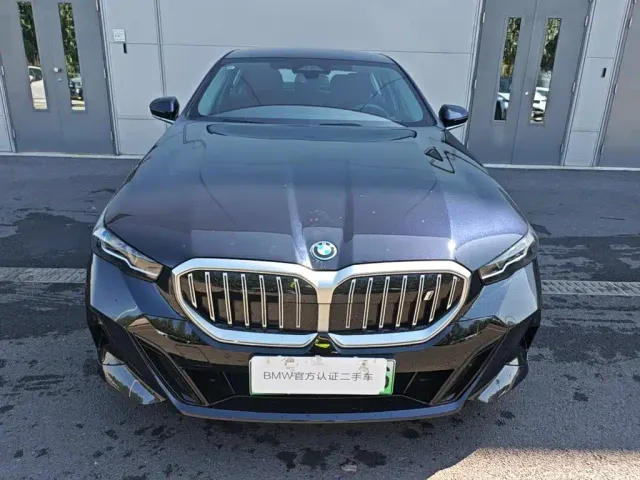 BMW i5 — Фото автомобиля 2