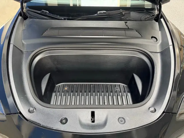 Tesla Model Y — Фото автомобиля 17