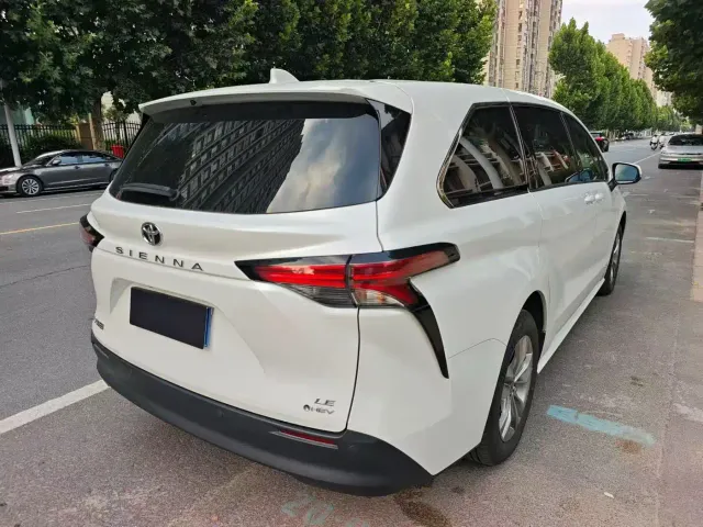 Toyota Sienna — Фото автомобиля 9