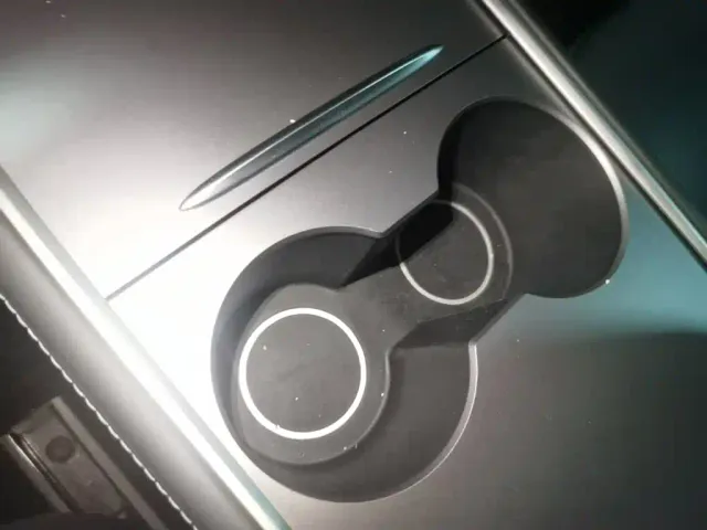 Tesla Model Y — Фото автомобиля 18