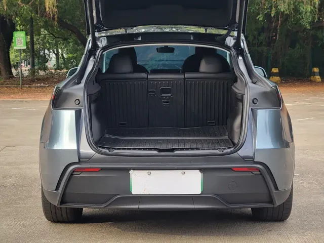 Tesla Model Y — Фото автомобиля 12