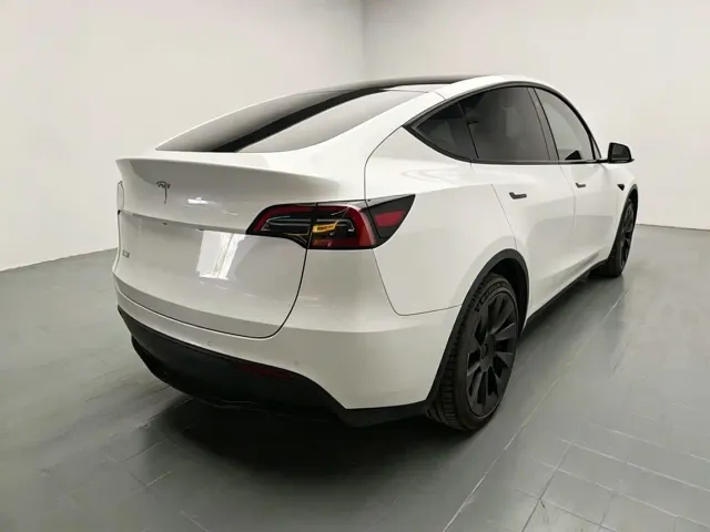 Tesla Model Y — Фото автомобиля 7