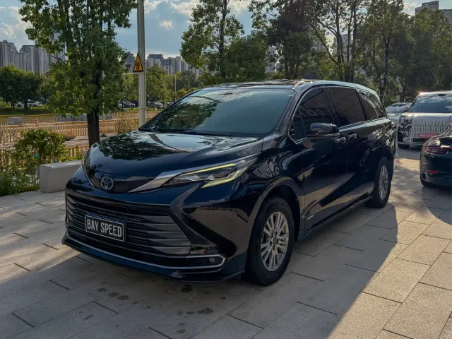 Toyota Sienna — Фото автомобиля 3
