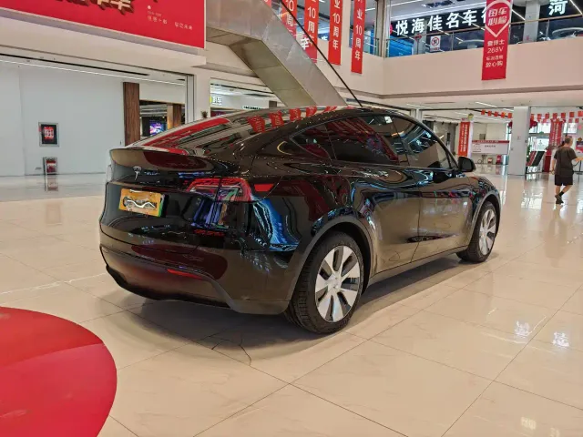 Tesla Model Y — Фото автомобиля 5