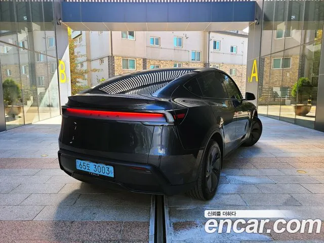 Tesla Model Y — Фото автомобиля 3