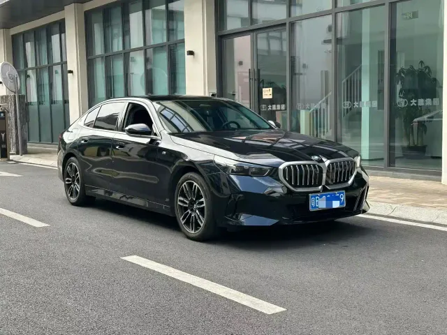 BMW 5 Series — Фото автомобиля 2