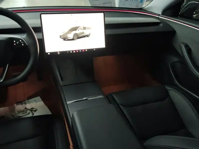 Tesla Model 3 — Фото автомобиля 13