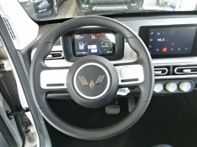 Wuling Hongguang Mini EV — Фото автомобиля 10