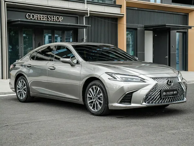 Lexus ES — Фото автомобиля 3