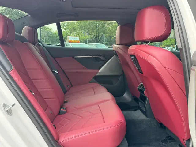 BMW 5 Series — Фото автомобиля 9