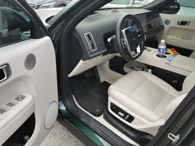 Li Auto L8 — Фото автомобиля 15