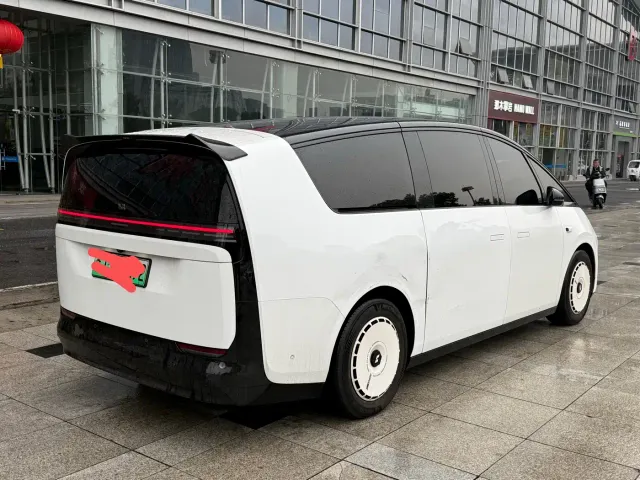 Li Auto MEGA — Фото автомобиля 3