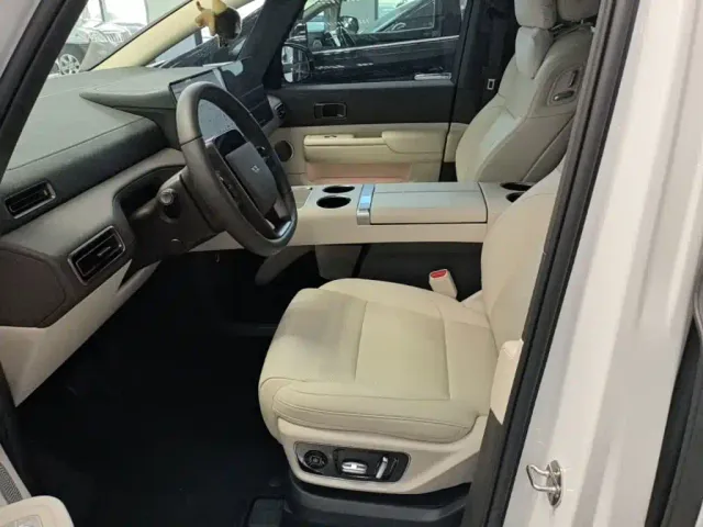 Li Auto MEGA — Фото автомобиля 14
