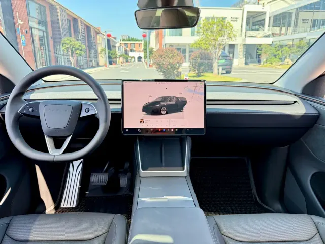 Tesla Model Y — Фото автомобиля 13