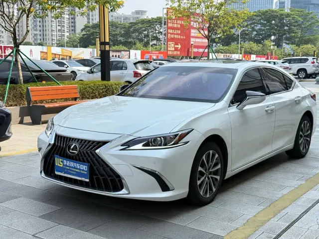 Фотография автомобиля — Lexus ES