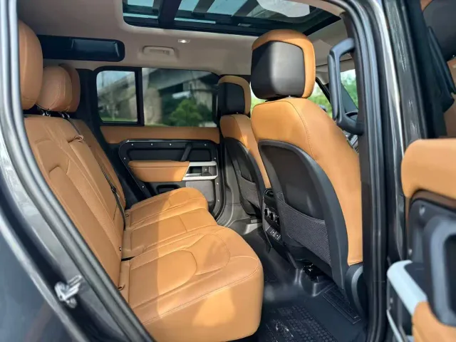 Land Rover Defender — Фото автомобиля 10