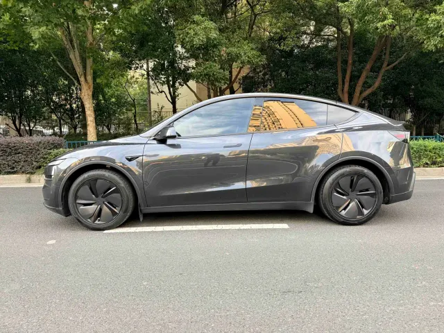 Tesla Model Y — Фото автомобиля 5