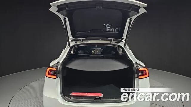 Tesla Model Y — Фото автомобиля 20