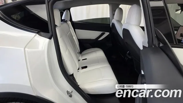 Tesla Model Y — Фото автомобиля 12