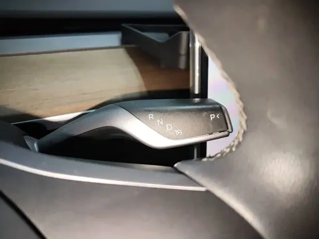 Tesla Model Y — Фото автомобиля 13