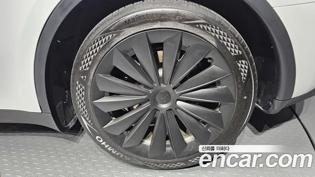 Tesla Model Y — Фото автомобиля 6