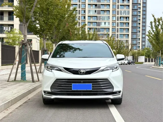 Toyota Sienna — Фото автомобиля 2