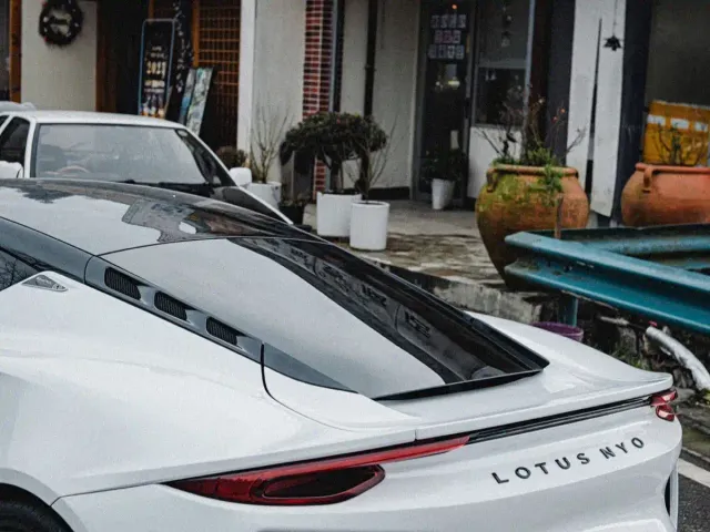 Lotus Emira — Фото автомобиля 5