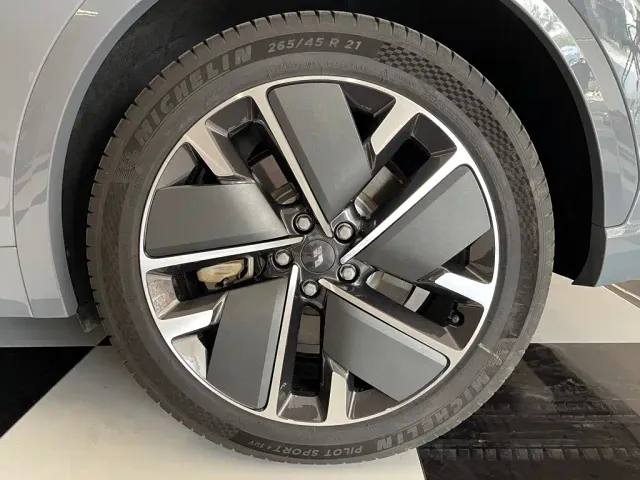 Li Auto L7 — Фото автомобиля 11