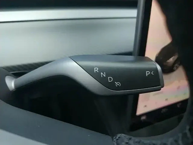 Tesla Model Y — Фото автомобиля 13