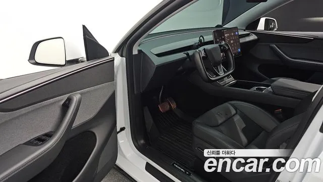 Tesla Model Y — Фото автомобиля 8