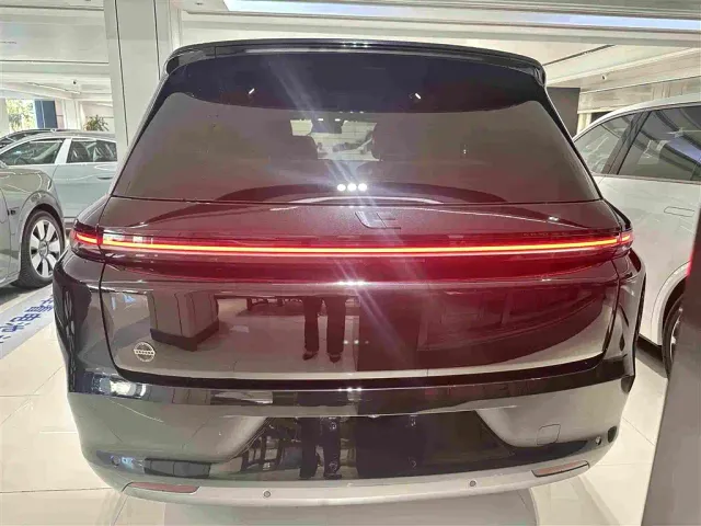 Li Auto L8 — Фото автомобиля 17