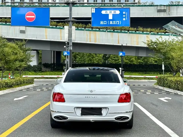 Bentley Flying Spur — Фото автомобиля 8